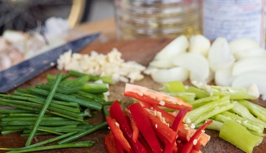 1. Этап. Курица с кешью по-тайски: 7. Измельчите овощи.