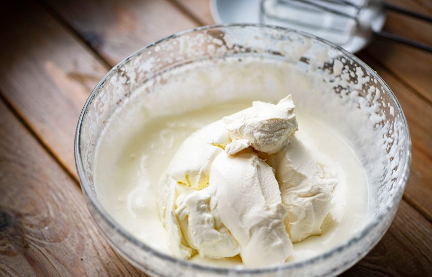 1. Этап. Шоколадный торт с кремом из маскарпоне: К сливочной смеси добавьте маскарпоне.