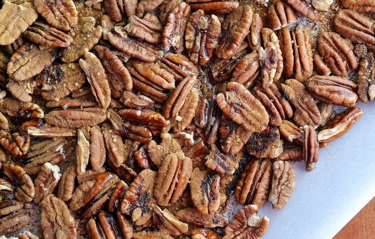 1. Этап. Пекан с кленовым сиропом: Распределите пекан в один слой на листке пергаментной бумаги.