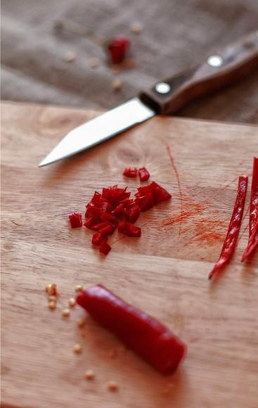 1. Этап. Суп из маша со специями: Острый перец нарезаем тонкой соломкой.