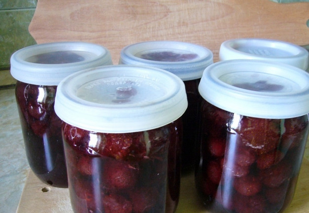 1. Этап. Клубничное варенье с целыми ягодами: 5. Закрываем стерильными крышками на зиму — и наша заготовка готова!