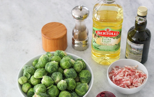 1. Этап. Теплый салат с брюссельской капустой: 1. Разогрейте духовку до 280 градусов, отправив в нее противень. Подготовьте все овощи: промойте их водой и впитайте влагу влажным полотенцем.