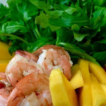 Закуска из манго с креветками