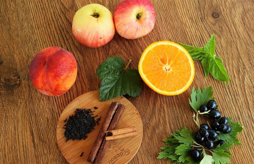 1. Этап. Летний чай: Подготовьте необходимые ингредиенты. Фрукты, листья и ягоды вымойте.