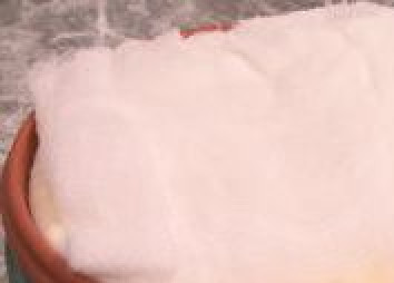 1. Этап. Пасха розовая: Творог переложить в форму покрытую марлей. Закрыть массу концами марли и сверху поставить груз. Убрать на сутки в холод.