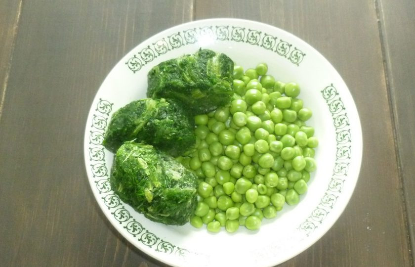 1. Этап. Суп с горошком, пшеном и оливками: Горошек и шпинат можно взять свежие или свежезамороженные.