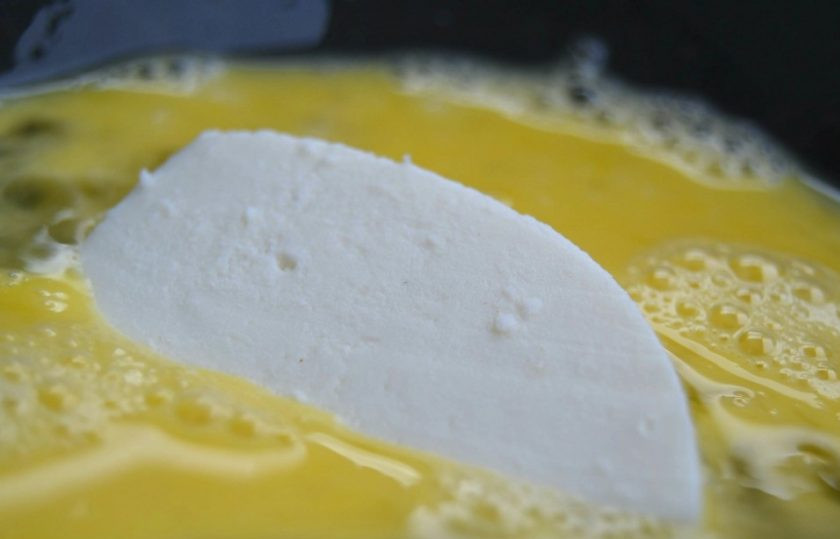 1. Этап. Жареная моцарелла: 4. Сперва кусочек сыра окуните в яйцо.