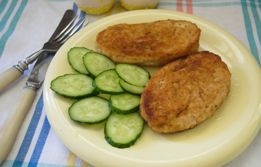 1. Этап. Куриные котлеты с батоном: Обжарьте с двух сторон до готовности на растительном масле. Подайте к столу.