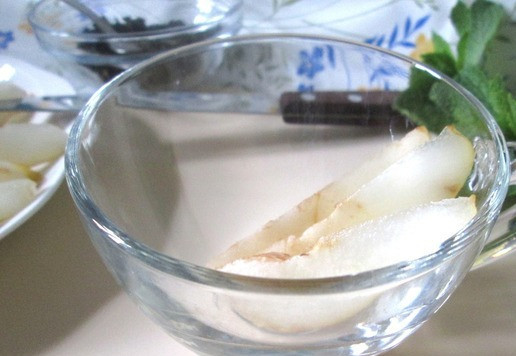 1. Этап. Чай грушево-мятный: Грушу нарезать на ломтики и разложить в чашки.