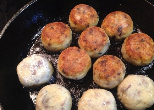 1. Этап. Картофельные тефтели с грибами: И обжариваем тефтели со всех сторон до поджаристой корочки.