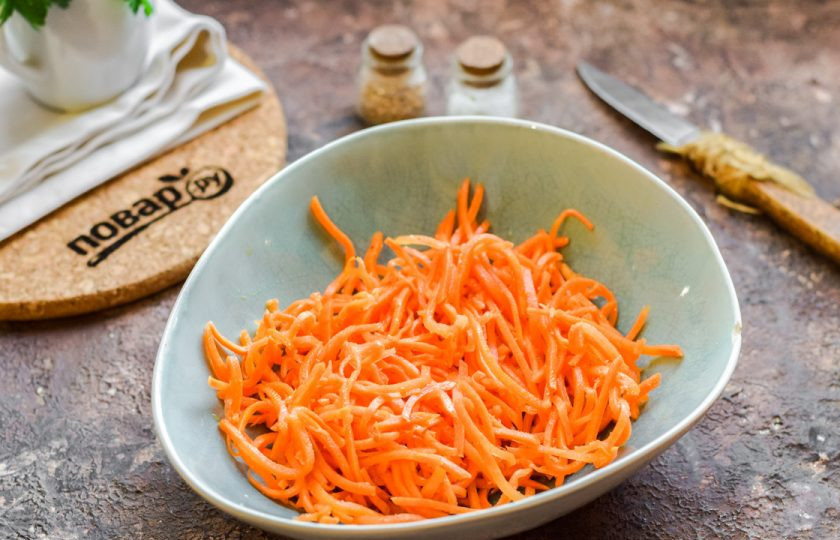1. Этап. Салат новогодний Фурор: Морковь по-корейски переложите в салатник. Если морковь слишком длинная, можете нарезать ее.