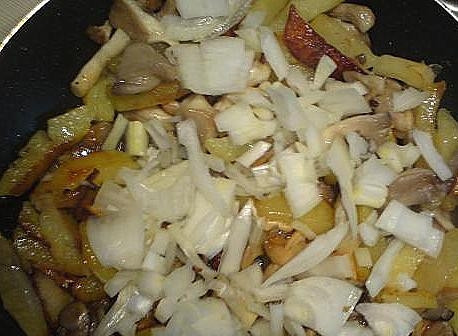 1. Этап. Вешенки, жареные с картошкой: Когда картофель уже хорошо прихватится, добавить к нему измельченную луковицу, посолить, поперчить, перемешать. Жарить на сильном огне!