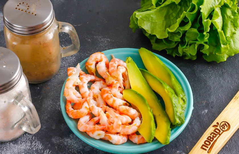 1. Этап. Начинки для суши: Креветки очистите от панцирей и удалите пищевод. Половину авокадо очистите от кожуры и нарежьте тонкими длинными брусочками. Первая начинка для суши со сливочным сыром готова!