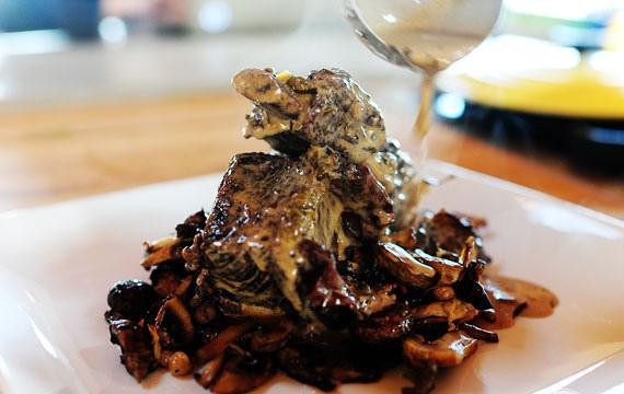 1. Этап. Ребрышки с вином и сливками: 6. Выложить ребрышки поверх грибов и полить сливочным соусом. Украсить веточками розмарина и подавать.