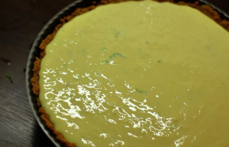 1. Этап. Пирог с лимонной начинкой: Загустевшую массу выливаем на основу.