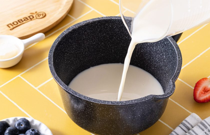 1. Этап. Манная каша простая: Влейте в кастрюлю или сотейник с толстым дном молоко.