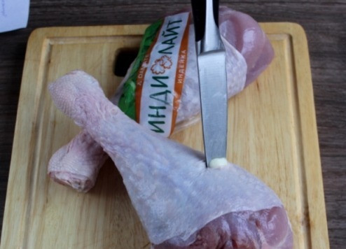 1. Этап. Голень индейки с яблоками: На голени индейки сделайте проколы ножом и вставьте нарезанный на дольки чеснок, по 1 зубчику на голень