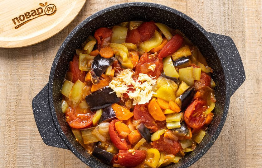 1. Этап. Баклажаны 5 овощей на зиму: В конце добавьте измельчённый чеснок и влейте уксус. Томите ещё 5 минут.