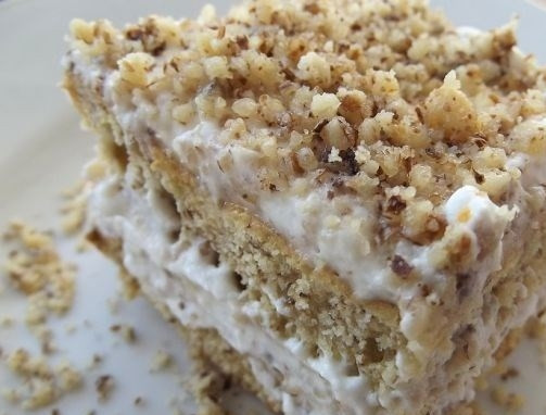 1. Этап. Бисквитный торт с грецкими орехами: Оставшуюся часть орехов измельчите в блендере. Посыпьте ими торт по всей поверхности. Поставьте готовый десерт в холодильник, чтоб он пропитался, а крем загустел.