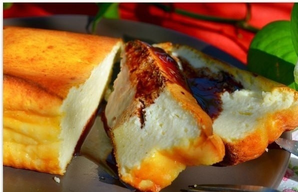 1. Этап. Простая творожная запеканка в духовке: Запеканку готовьте в духовке в течение одного часа. Подавайте с джемом.