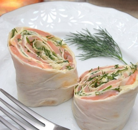 1. Этап. Лаваш с сыром, и семгой, и зеленью: 7. Хорошо пропитанный лаваш достаю из холодильника и нарезаю острым ножом, а затем уже подаю его к столу.