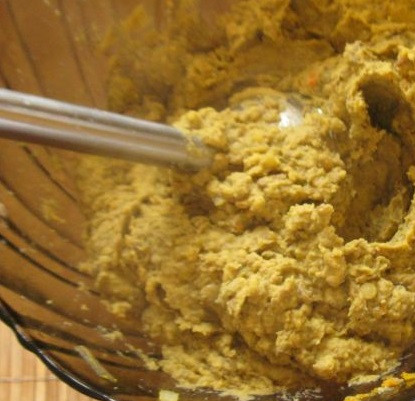 1. Этап. Паштет из чечевицы: 9. Чтобы консистенция паштета была однородная, его необходимо взбить блендером или пропустить через мясорубку.