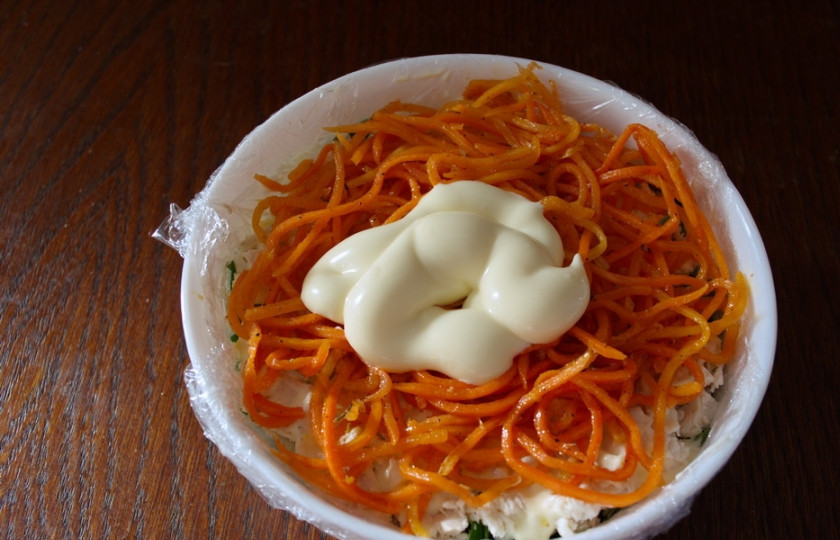 1. Этап. Салат Грибная полянка с курицей: Смазать майонезом.