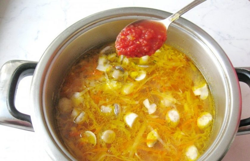 1. Этап. Щи вегетарианские: После этого добавьте соус. Перемешайте и варите суп 5 минут.