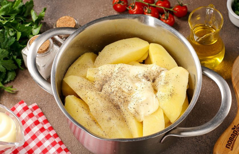 1. Этап. Картофель по-студенчески: Добавьте к картофелю майонез, растительное масло, соль и молотый перец по вкусу. Если вы предпочитаете сметану, то можете добавить её.