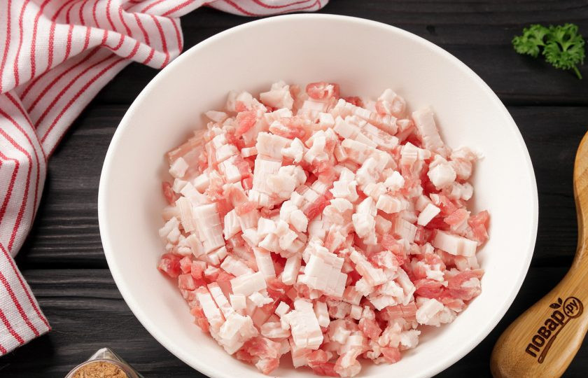 1. Этап. Сальтисон из свиной печени: Сало нарежьте небольшими кубиками.