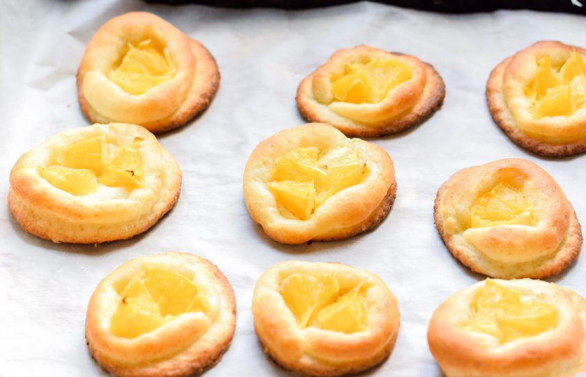 1. Этап. Творожное печенье с апельсином: Выпекайте печенье в духовке 20 минут при температуре 180 градусов. Получается всего около 30 штук.