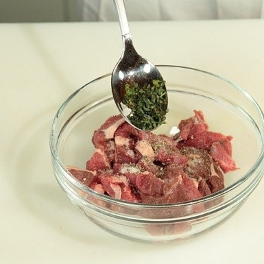 1. Этап. Баранина с мятой: Баранину нарежьте на небольшие куски поперек волокон, положите в миску. Посолите, поперчите. Посыпьте столовой ложкой мяты. Хорошенько перемешайте и оставьте мариноваться на 20 минут.