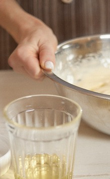 1. Этап. Морковный кето-торт: Яйца и желтки взбить с эритритолом до пышной пены.