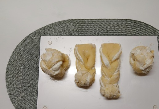 1. Этап. Булочки Клубочек с творожным сыром: Каждую косичку свернуть в клубочек.