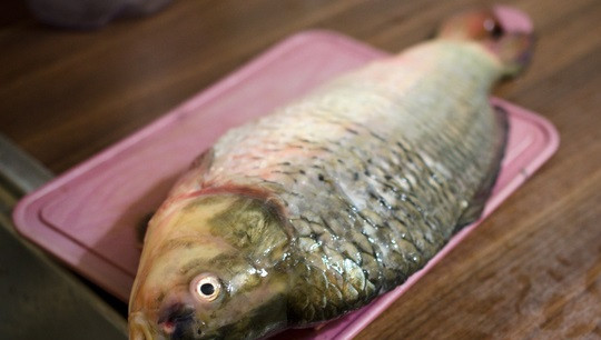 1. Этап. Рыба начиненная кашей: 1. Возьмите свежую рыбку, которая вам по душе. Аккуратно очистите её, удалите внутренности и голову, вымойте как следует под проточной водой.