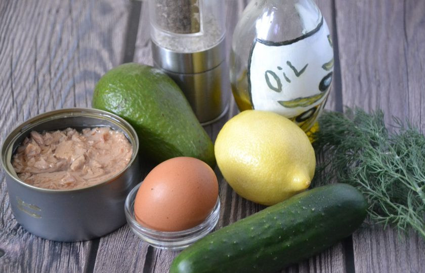 1. Этап. Салат с авокадо, тунцом и огурцом: Приготовьте ингредиенты.