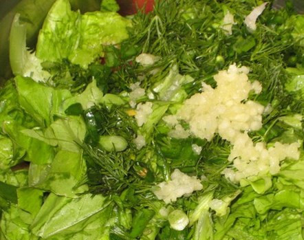 1. Этап. Салат со смородиной: Листья рвем руками, зелень режем, чеснок выдавливаем. Добавляем сок лимона и масло. Потом овощи.