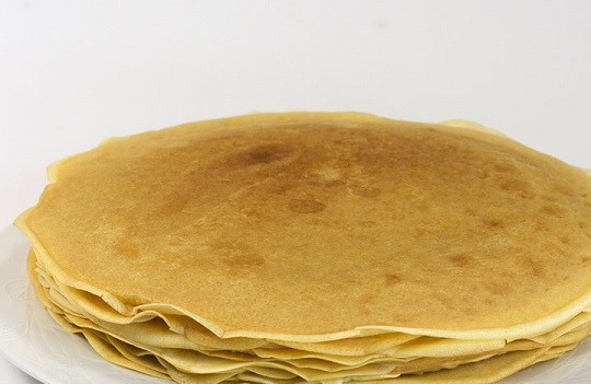 1. Этап. Блины обыкновенные: 11. Выкладывайте блины на тарелку стопкой. Можно переслаивать их сливочным маслом. Вот и весь секрет, как приготовить блины обыкновенные. Приятного чаепития!