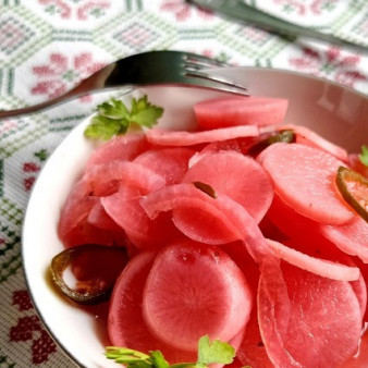 Маринованный редис с луком