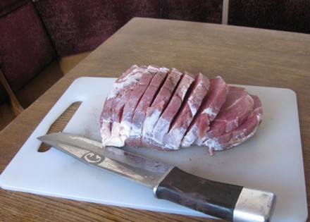 1. Этап. Мясо-гармошка в духовке: Мясо моем и обсушим. Нарежем, но не до конца, на ломтики, толщиной примерно 1,5 см. Солим и перчим мясо. Можно посыпать сухими ароматными травами - прованскими, базиликом, розмарином.
