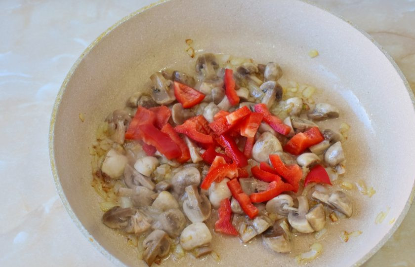 1. Этап. Тепаньяки с курицей: В сковороду к грибам добавьте нарезанный болгарский перец. Через 2-4 минуты обжарки он станет мягкий.