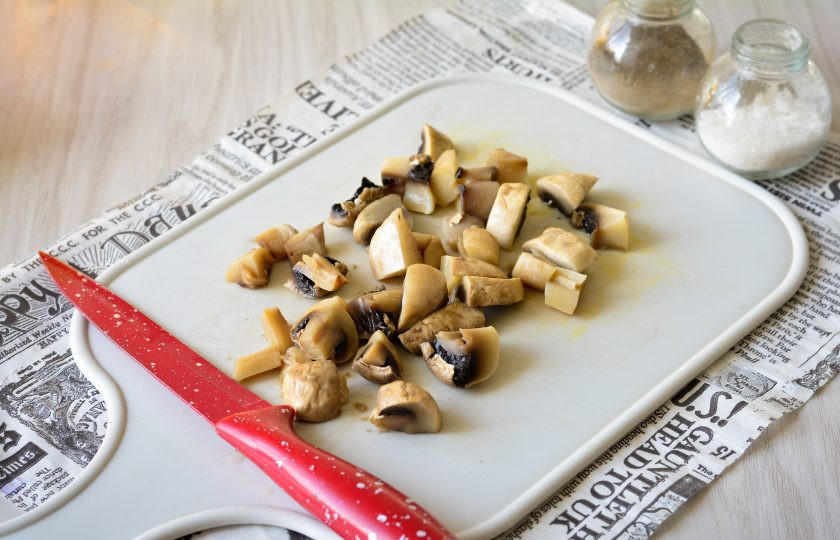 1. Этап. Грибная икра с морковью и луком: Чуть остывшие грибы также нарежьте средними кусочками.