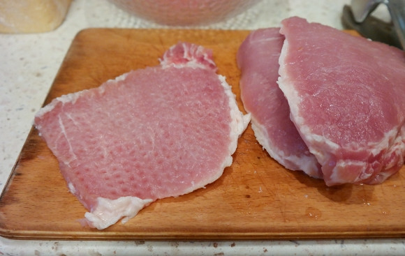 1. Этап. Мясо в лаваше в духовке: Нарезаем мясо на ломтики, хорошо их отбиваем. Солим и перчим, в зависимости от ваших вкусовых предпочтений.