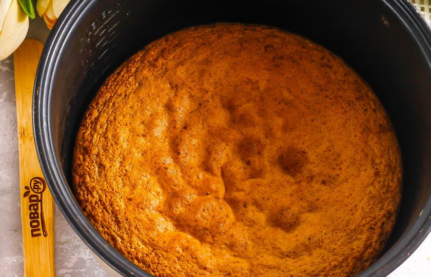 1. Этап. ПП торт с творожным кремом: Смажьте форму мультиварки или форму для запекания в духовке растительным маслом и перелейте в нее приготовленное тесто. Испеките овсяный бисквит примерно 50 минут в мультиварке или 25-30 минут в духовке при 180 градусах. Остудите его.