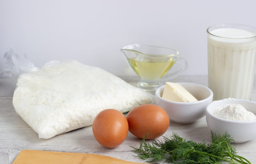 1. Этап. Ленивые хачапури с творогом: Подготовьте все необходимые ингредиенты. Творог за 1-1,5 часа до приготовления теста уберите в пакете в морозильную камеру. Нужно, чтобы он немного схватился от холода.