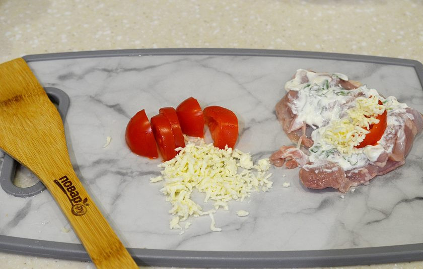 1. Этап. Куриные рулетики с помидорами и сыром: 5. Каждое филе смажьте соусом. Выложите ломтик помидора и немного сыра.