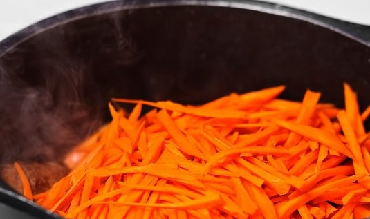 1. Этап. Простой рецепт плова из баранины: 6. Добавьте к мясу с луком и продолжайте жарить.