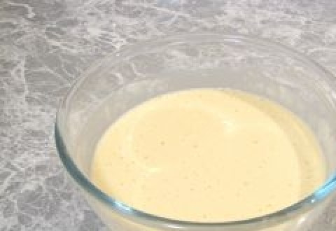 1. Этап. Кета в кляре: 5. В почти готовый кляр осталось всыпать 200 грамм муки и опять всё хорошо перемешать.