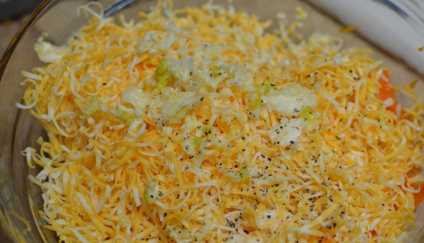 1. Этап. Бутерброды с морковью и сыром: В миску с тертой морковью добавляем тертый сыр, измельченный (или пропущенный через пресс) чеснок, майонез. Добавляем соль, перец и все хорошенько перемешиваем.