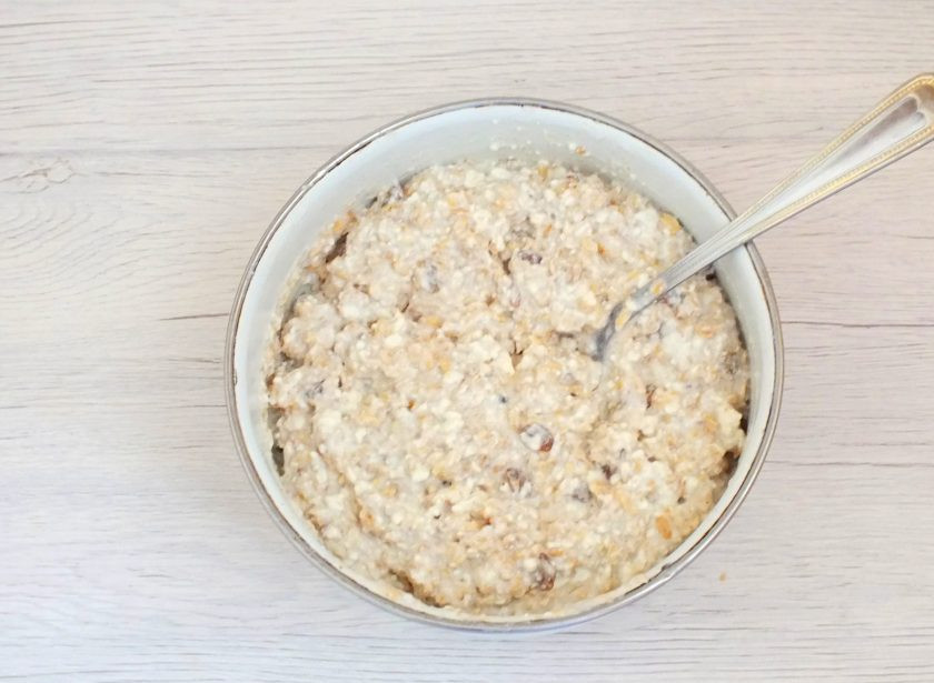 1. Этап. Творожное печенье без муки: Аккуратно перемешайте ложкой.